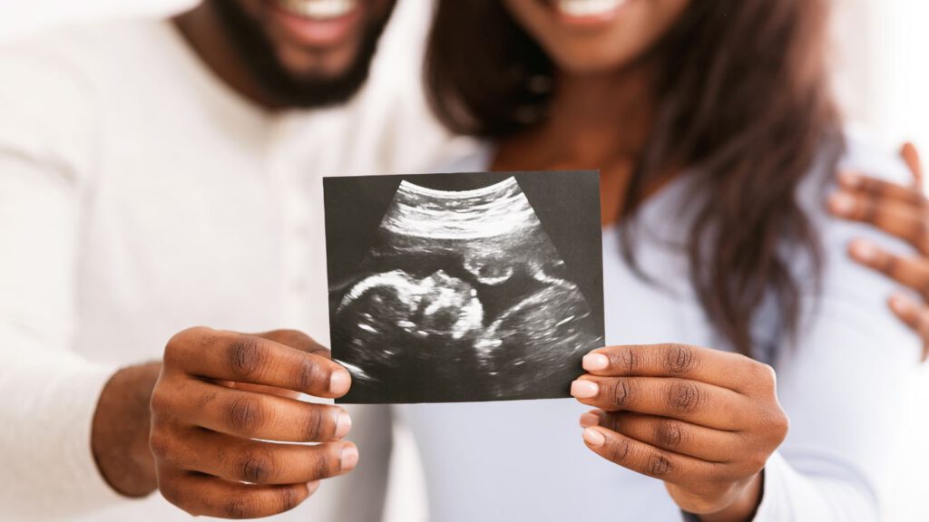 Couple montrant une échographie de grossesse